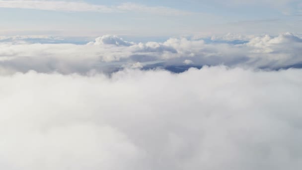 Luchtfoto vliegen boven Cumulus wolken - Video