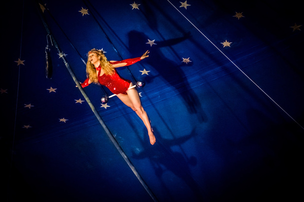Kimberly Souren a trapeze artist - Zdjęcie, obraz
