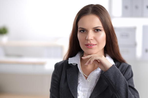 Atrakcyjna bizneswoman siedzi w biurze - Zdjęcie, obraz