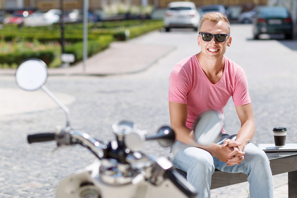 Hombre guapo sentado con café cerca de su scooter
  - Foto, Imagen