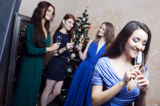 Портрет веселых девушек на рождественской вечеринке
 - Фото, изображение