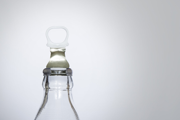 Μπουκάλι του γλυκού νερού που απομονώνονται σε λευκό φόντο, μικρό γυάλινο μπουκάλι νερό, μπουκάλι νερό για υψηλής ευκρίνειας σε λευκό φόντο. - Φωτογραφία, εικόνα