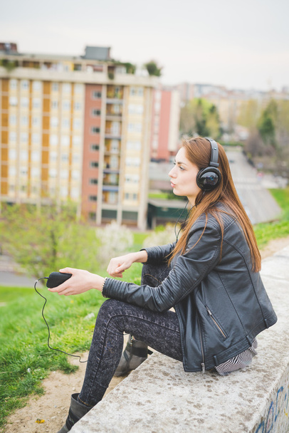 brünettes Mädchen hört Musik - Foto, Bild