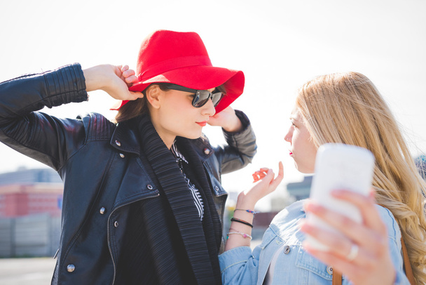 due ragazze che scattano selfie in città
 - Foto, immagini
