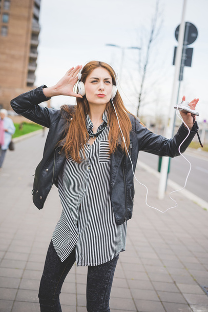 Giovane handosme ragazza ascoltare musica
 - Foto, immagini