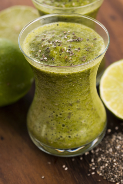 Zdrowy zielony świeżych owoców i warzyw sok smoothie z chia - Zdjęcie, obraz