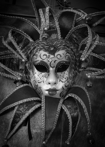 Rote Karnevalsmaske, Schwarz-Weiß-Bild - Foto, Bild