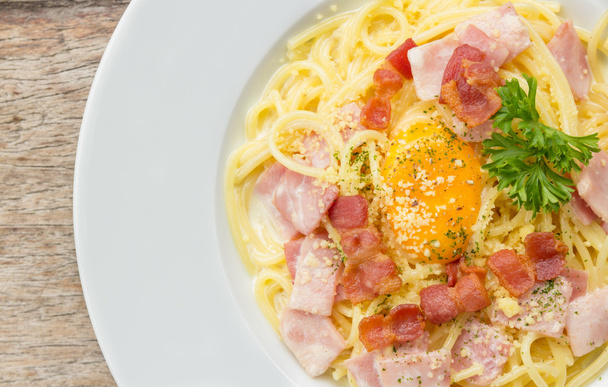 spaghetti carbonara with bacon and egg yolk  - Фото, зображення
