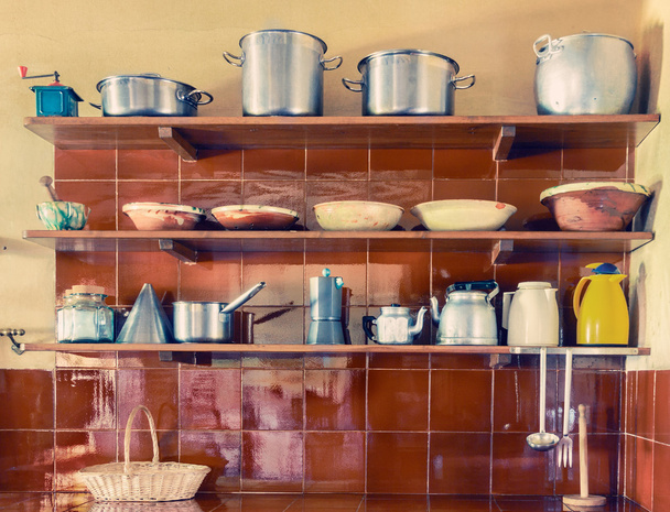 Utensílios de cozinha vintage em prateleiras
 - Foto, Imagem