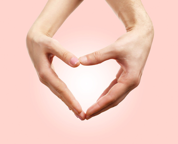 Ruce ve tvaru srdce na světlé pozadí - Fotografie, Obrázek