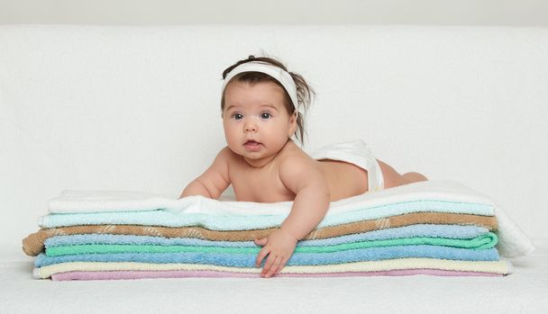 bébé heureux sur la serviette
 - Photo, image