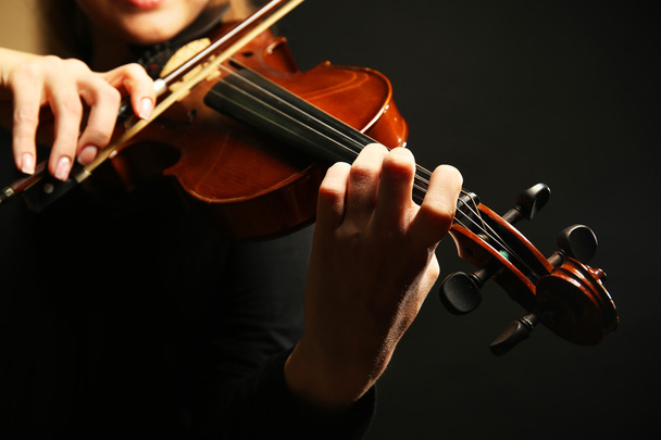 Violinist playing violin - Φωτογραφία, εικόνα