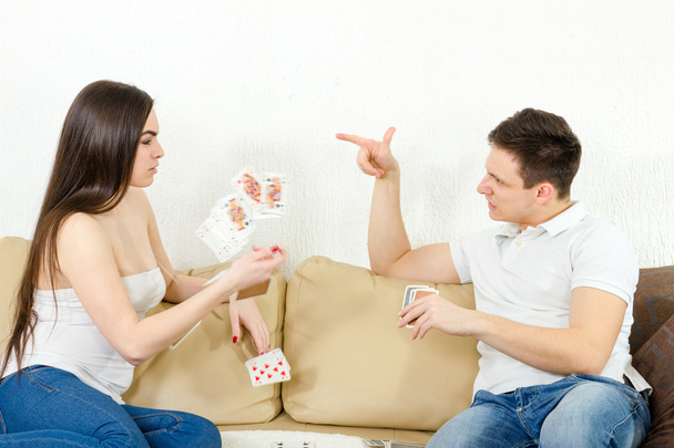 Jovem casal adulto luta por estúpido jogo de cartas
 - Foto, Imagem