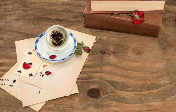 Lege cup met de koffie gronden en rozen. - Foto, afbeelding