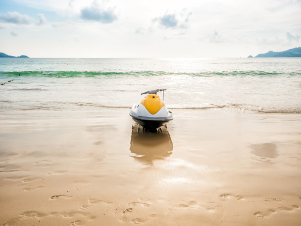 Scooter de agua en la playa
 - Foto, imagen