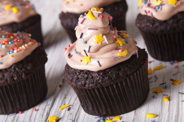 Σοκολάτα cupcakes διακοσμημένα με κρέμα close-up. Οριζόντια - Φωτογραφία, εικόνα