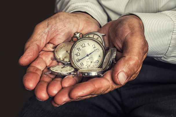a kezében egy öreg ember, egy maroknyi óra óra - Fotó, kép