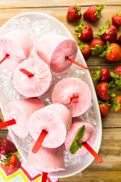 Homemade strawberry popsicles - Photo, Image