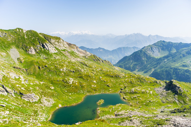 Высотное голубое альпийское озеро летом
 - Фото, изображение