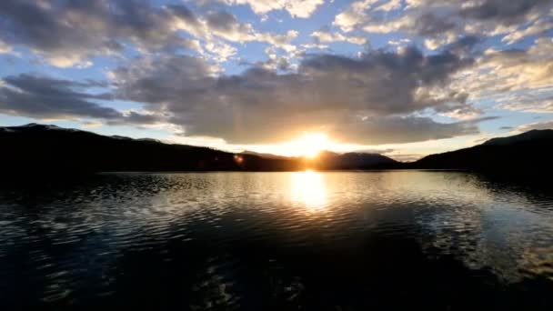 Destiláty jezero malebná krajina při západu slunce - Záběry, video