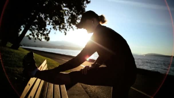 Žena, která dělá protahovací cvičení venku - Záběry, video