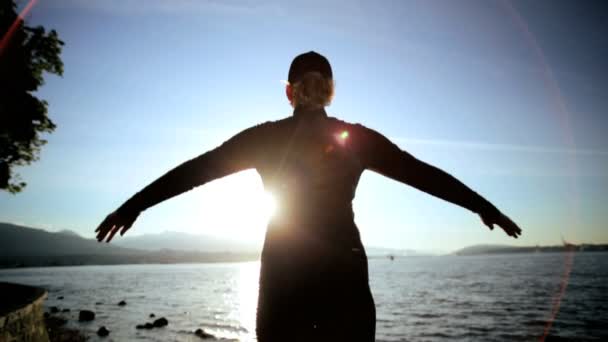 жінка робить фізичні вправи на відкритому повітрі
 - Кадри, відео