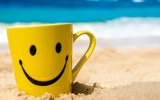 Χαρούμενο πρόσωπο κούπα στην παραλία - Φωτογραφία, εικόνα