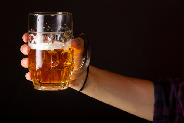 Male hand holding mug of beer - Φωτογραφία, εικόνα