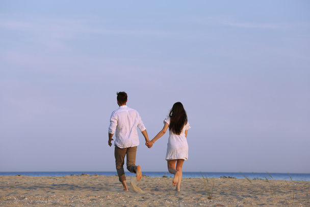 Young couple walking on beach - Foto, Imagem