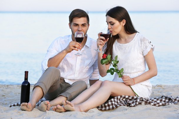 Romantische datum van jonge paar op strand - Foto, afbeelding