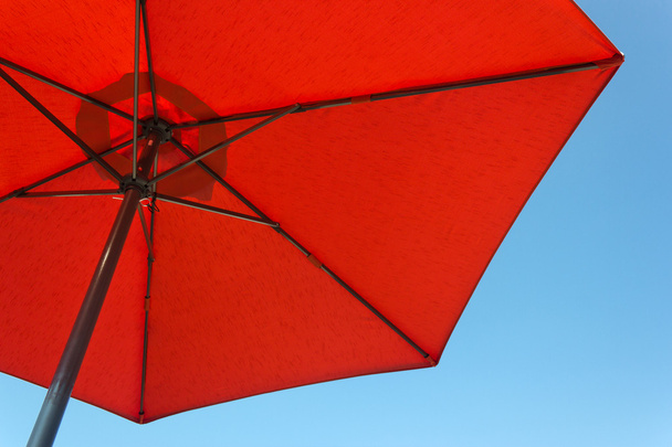 Red parasol - Foto, imagen