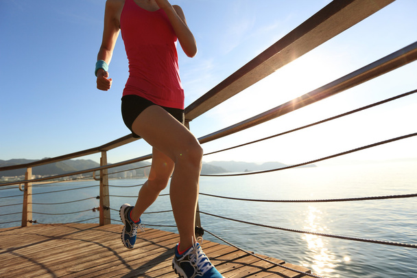 Jeune femme fitness jambes courir
 - Photo, image