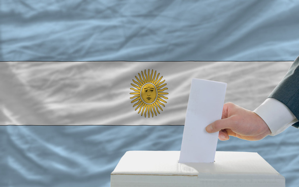 Homem votando nas eleições na argentina
 - Foto, Imagem