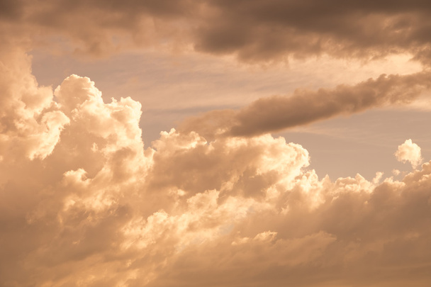 Солнечный пейзаж с живописными облаками
 - Фото, изображение