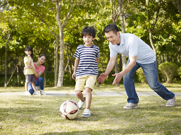 padre entrenar hijo a jugar fútbol
 - Foto, imagen
