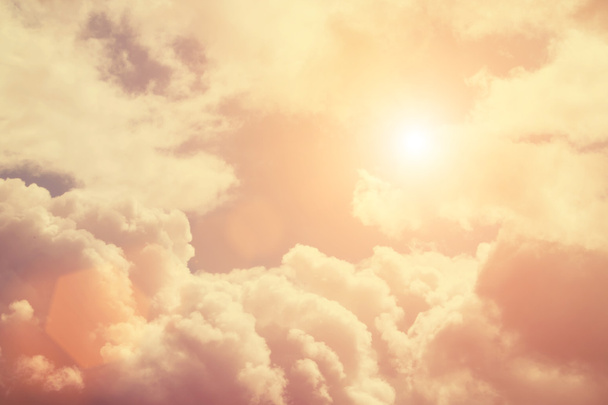 Солнечный пейзаж с живописными облаками
 - Фото, изображение