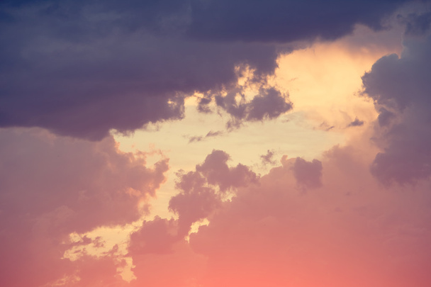 sonnige Himmelslandschaft mit malerischen Wolken - Foto, Bild