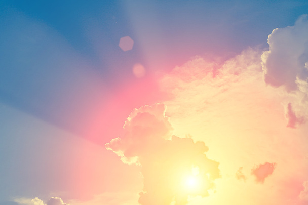 Sunny skyscape s malebnými mraky - Fotografie, Obrázek