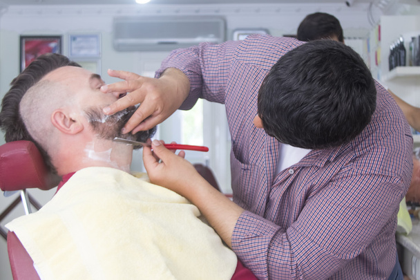 Young handsome man in beauty salon - Foto, imagen