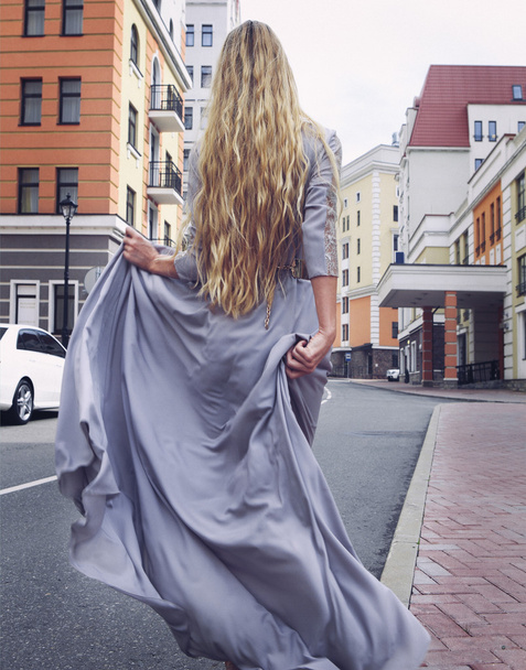 mladá krásná blondýna s dlouhými vlasy - Fotografie, Obrázek