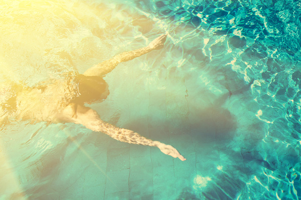 Swimmer in clear blue water - 写真・画像