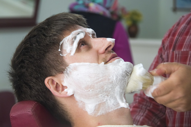 Young handsome man in beauty salon - Foto, Imagen