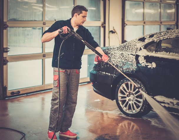 Az ember munkavégző mosás luxus autó - Fotó, kép