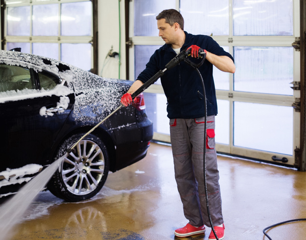 Man worker washing luxury car - Foto, Imagen