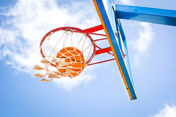 hrát basketbal na vnější - Fotografie, Obrázek