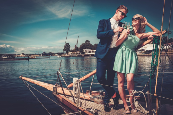 Elegante coppia ricca su yacht
 - Foto, immagini