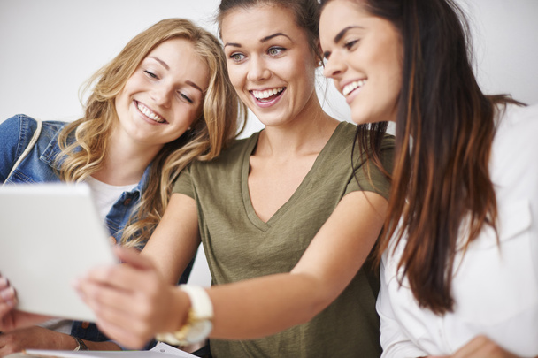 Mejores amigos tomando selfie en el teléfono móvil
 - Foto, Imagen