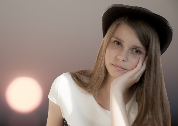 νεαρό κορίτσι με το καπέλο - Φωτογραφία, εικόνα