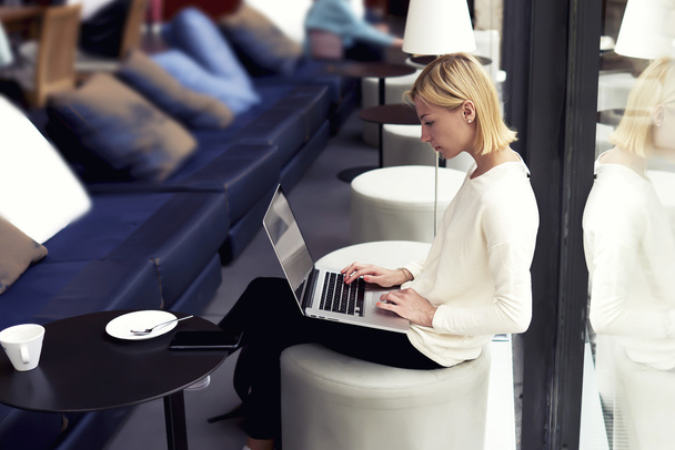 Naispuolinen freelancer työskentelee kannettavan tietokoneen
 - Valokuva, kuva