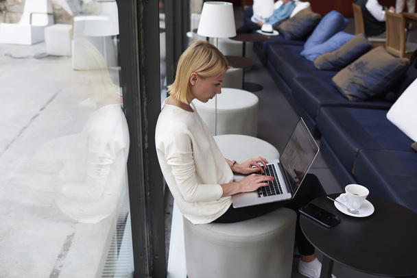 Female freelancer working on laptop computer - Foto, Imagen